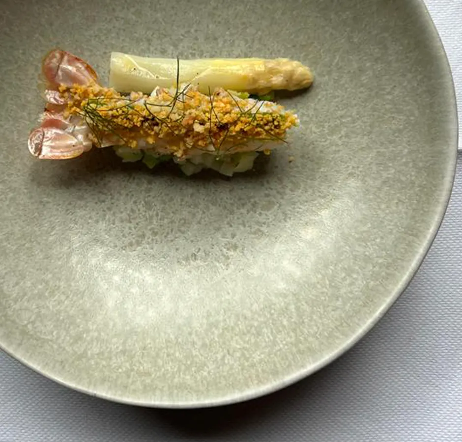 Gerecht met witte asperge en een krokant korstje