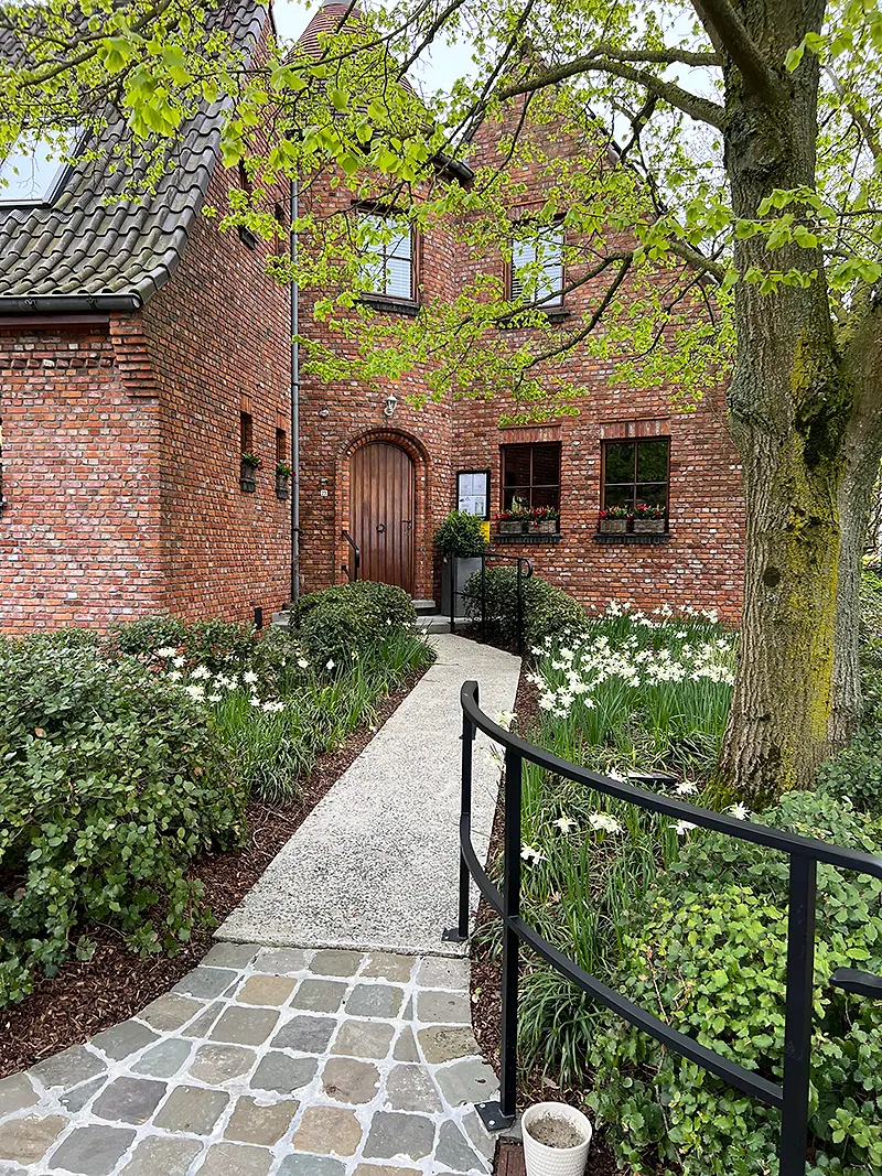Het tuinpad naar de ingang van de bakstenen villa