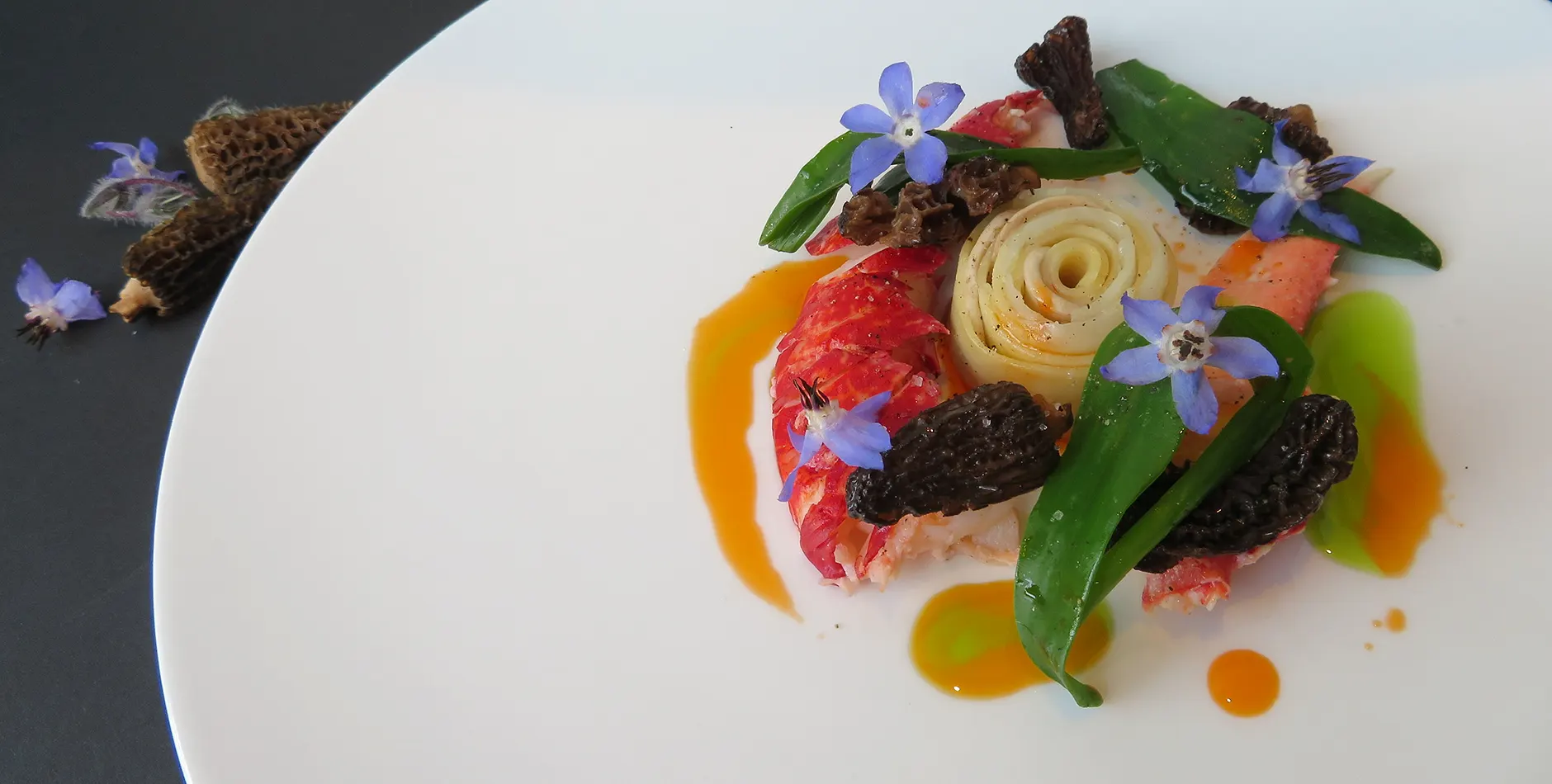 Kreeft met morieljes, courgettebloem en eetbare bloemen