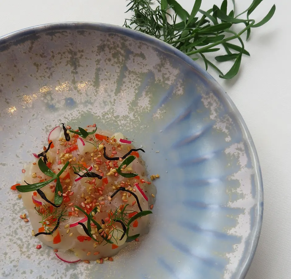 Gerecht met langoustine in een blauw-witte schaal